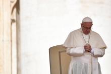 Le pape François prie lors de l'audience générale au Vatican le 25 avril 2018