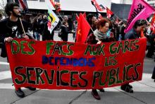 Des étudiants brandissent une bannière en renjoignant une manifestation à Bordeaux le 3 avril 2018, au premier jour de la grève des cheminots