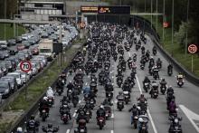 Des motards défilent, le 15 avril 2018 à Paris, sur le périphérique pour exprimer leur "colère" contre la limitation de la vitesse à 80 km/h sur les routes secondaires, mesure très controversée qui en