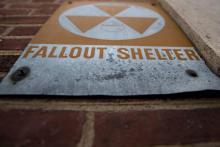 Un panneau signale la présence d'un abri anti-nucléaire au sous-sol de l'école Oyster-Adams dans les années 1960, le 17 avril 2018 à Washington