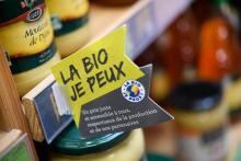 Un label bio dans les étals d'un magasin Biocoop à Pont-l'Abbé, le 21 mars 2018