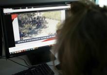Une personne regarde sur son écran d'ordinateur des informations sur la fusillade au siège de YouTube, le 3 avril 2018 à Washington