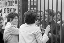 Des salariés en grève et des syndicalistes de la CGT en meeting à l'usine Renault de Boulogne-Billancourt, le 1er mai 1968