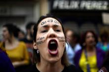 Une manifestante clame son indignation le 26 avril à Madrid, après un jugement refusant de retenir le viol contre cinq hommes ayant abusé d'une jeune femme
