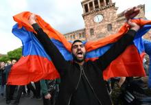 Des policiers arméniniens arrête un manifestant de l'opposition à Erevan, le 21 avril 2018