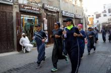 Des Saoudiennes courent vêtues d'une abaya sportive à Jeddah le 8 mars 2018