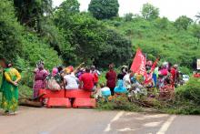 Une route bloquée par des manifestants à Koungou, sur l'île de Mayotte, le 9 mars 2018
