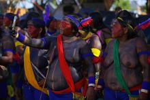 Quelque 2.000 indigènes de différentes ethnies du Brésil, vêtus de leurs habits traditionnels colorés, ont défilé le 26 avril 2018 à Brasilia pour demander la délimitation de leurs terres ancestrales 