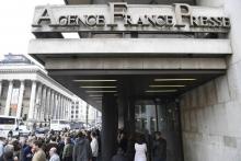 Des salariés de l'Agence France-Presse (AFP) rassemblés devant le siège de l'AFP à Paris le 12 avril 2018 avant l'élection de leur nouveau PDG