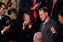 Frederick et Cynthia Warmbier, les parents d'Otto Warmbier, un étudiant américain décédé peu après sa libération d'une prison nord-coréenne en juin 2017, sont applaudis lors du discours du président D