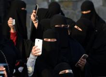 Des Saoudiennes utilisant leur téléphone portable lors d'un festival dans le village d'Al-Thamama le 8 février 2016