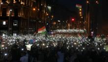 Des dizaines de milliers de Hongrois protestent contre la réélection du Premier ministre Viktor Orban, le 21 avril 2018 à Budapest Tens of thousands of Hungarians took to the streets in Budapest for a