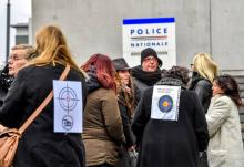Des femmes de policiers rassemblées à Lille, le 7 janvier 2018, pour dénoncer l'agression de deux policiers à Champigny-sur-Marne