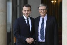 Le président Macron raccompagne le fondateur de Microsoft, le milliardaire et philanthrope Bill Gates après leur rencontre à l'Elysée le 16 avril 2018 à Paris