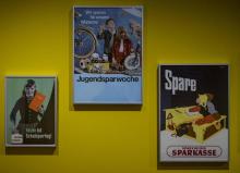 Des affiches des années 50 et 60 présentées lors d'une exposition sur les "vertus" de l'épargne tant vantées en Allemagne, au Musée d'histoire allemande à Berlin le 22 mars 2018