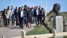 Le secrétaire général de l'ONU Antonio Guterres (c) arrive à Ystad pour participer à une réunion du Conseil de sécurité de l'ONU sur la Syrie, le 21 avril 2018 en Suède