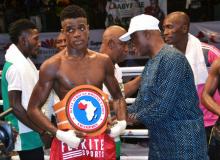 Le Nigérian Rilwan Babatunde, alias "Babybace", vainqueur du Béninois Djossou Agoy Basile lors d'un combat de boxe à Lagos le 15 avril 2018