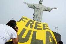 Une banderole appelant à la libération de l'ancien président Lula, devant la célèbre statue du Christ à Rio de Janeiro, le 14 avril 2018