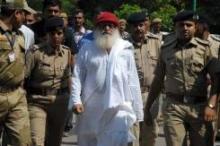 Le gourou indien Asaram Bapu escorté par la police à Jodhpur le 14 octobre 2013