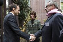 Véronique Colucci entre le président Emmanuel Macron à gauche et Patrice Blanc, président des Restos du Coeur, à droite le 21 novembre 2017