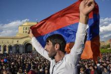 Des étudiants arméniens manifestent dans les rues d'Erevan le 23 avril 2018 contre le maintien au pouvoir comme Premier ministre de l'ancien président Serge Sarkissian