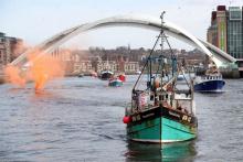 Des pêcheurs britanniques manifestent à bord de leurs bateaux le 8 avril 2018 à Newcastle contre la perspective de voir le Royaume-Uni continuer à appliquer la politique européenne en matière de pêche