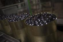 Les olives noires à la coopérative "AgroSevilla", dans le sud de l'Espagne, sous la menace de la hausse des droits de douane aux Etats-Unis