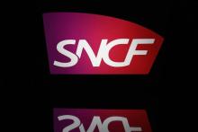 Le logo de la SNCF pris en photo sur une tablette le 19 avril 2018 à Paris