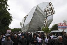 Des forains manifestent près de la Fondation Louis Vuitton, le 30 avril 2018 à Paris, pour protester contre l'ouverture en juin d'un parc d'attractions de la société LVMH dans le Bois de Boulogne au J