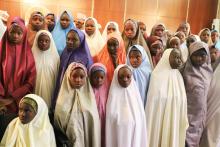 Des élèves nigérianes, libérées après avoir été enlevées par le groupe jihadiste Boko Haram à Dapchi, attendent de rencontrer le président Muhammadu Buhari, le 23 mars 2018 à Abuja. enlevées dans leur
