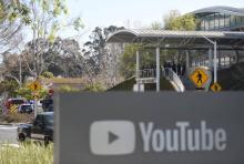 Des journalistes rassemblés derrière un cordon de police pendant la fusillade au siège de YouTube/Google à San Bruno, en Californie, le 3 avril 2018