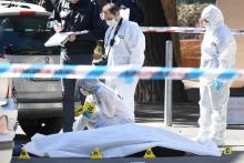 Des enquêteurs relèvent des indices près du corps d'un homme tué lors d'un règlement de comptes, le 5 avril 2018 dans le 10e arrondissement de Marseille