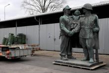 Un monument à la gloire des soldats de l'Armée rouge dans un entrepôt municipal de la ville de Legnica, le 24 mars 2018 en Pologne