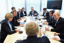Le ministre des Affaires étrangères allemand Heiko Maas fait face à son homologue britannique Boris Johnson, à droite Jean-Yves Le Drian, à Luxembourg, 16 avril 2018