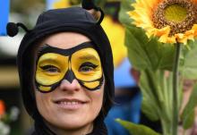 Déguisée en abeille, une manifestante appelle parmi des centaines d'autres à l'arrêt de pesticides dangereux pour les abeilles, à Bruxelles le 27 avril2018