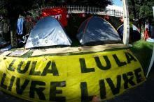 Des partisans de Lula campent devant le siège de la police fédérale où l'ancien président brésilien est emprisonné, le 9 avril 2018 à Curitiba