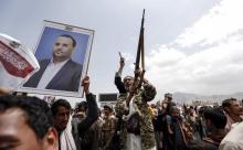 Des partisans des rebelles Houthis au Yémen assistent à un rassemblement à Sanaa le 26 avril 2018 contre l'assassinat de leur chef politique Saleh al-Sammad, dans une frappe aérienne de la coalition s