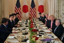 Le président américain Donald Trump et le Premier ministre japonais Shinzo Abe à un déjeuner de travail à Mar-a-Lago en Floride, le 18 avril 2018
