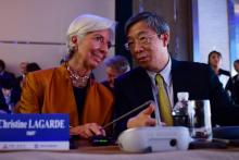 La directrice générale du Fonds monétaire international (FMI) Christine Lagarde s'entretient avec le gouverneur de la banque centrale chinoise (PBOC) Yi Gang lors d'un forum sur les "Nouvelles routes 