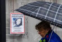 Une femme passe devant l'avis de recherche d'Angelique le 29 avril 2018 à Wambrechies, près de Lille