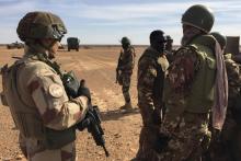 Des soldats maliens et des soldats français de Barkhane, le 2 novembre 2017 lors d'une opération près de la frontière avec le Burkina Faso et le Niger