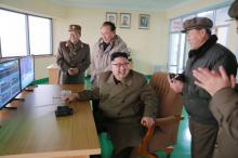 Photo non datée fournie le 19 mars 2018 par l'agence nord-coréenne Kcna du dirigeant nord-coréen Kim Jong Un lors d'un essai de missile au site de lancement de satellite de Sohae