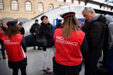 Des agents SNCF informant des passagers gare Saint-Charles à Marseille le 3 avril 2018 au premier jour de la grève au sein de la compagnie ferroviaire