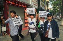 Des manifestants marchent vers le tribunal d'Hanoï où s'ouvre un procès de dissidents, le 5 avril 2018 au Vietnam