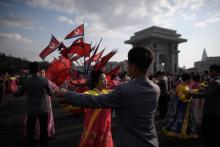 Des Nords-Coréens s'inclinent devant les statues des dirigeants défunts Kim Il Sung et Kim Jong Il sur la colline de Mansu à Pyongyang, le 15 avril 2018