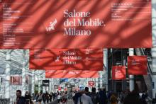 Des visiteurs arrivent au Salon du Meuble qui s'est ouvert à Milan, le 17 avril 2018