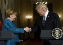 Photo d'archives du 17 mars 2017 montrant une poignée de mains entre Donald Trump et Angela Merkel à Washington