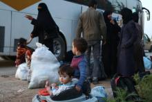 Des combattants rebelles et leurs familles évacués de Douma vers le nord-ouest syrien, le 13 avril 2018. Ces évacués restent sans illusion après les frappes occidentales en Syrie.