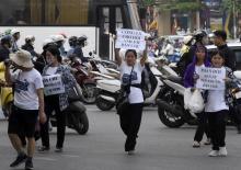 Des manifestants protestent contre le procès de six opposants jeudi 5 avril à Hanoï