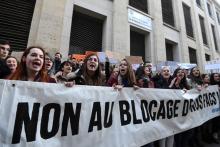 Des étudiants devant le site universitaire de Censier à Paris le 20 avril 2018